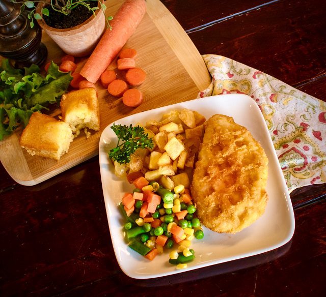 Golden crispy chicken breast, roasted potatoes, a wrapped mini corn bread loaf and 3-way vegetable blend (green peas, corn & carrots).